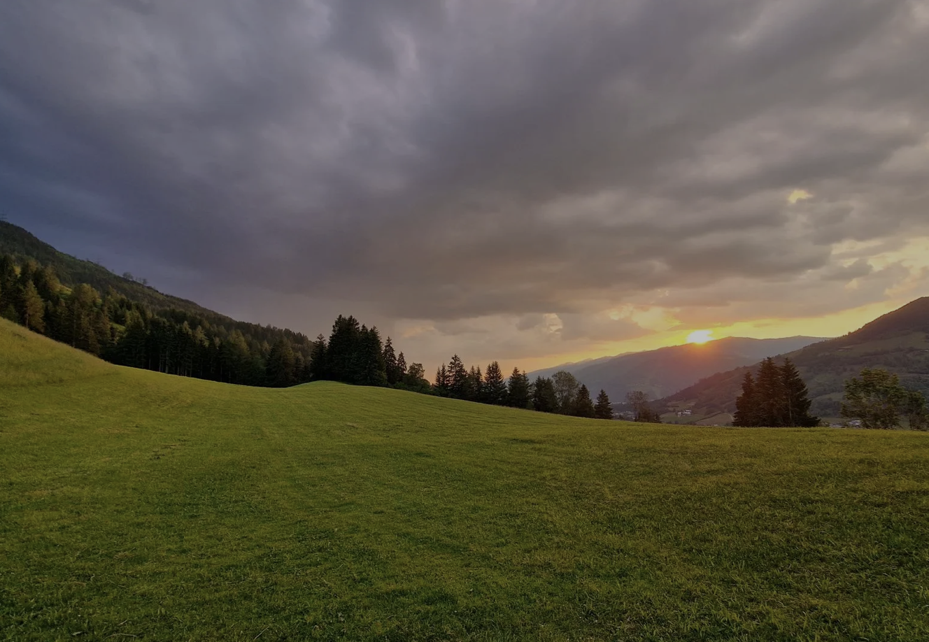 Alpenglut Festival mit Bergkulisse, Menschen und Feuer