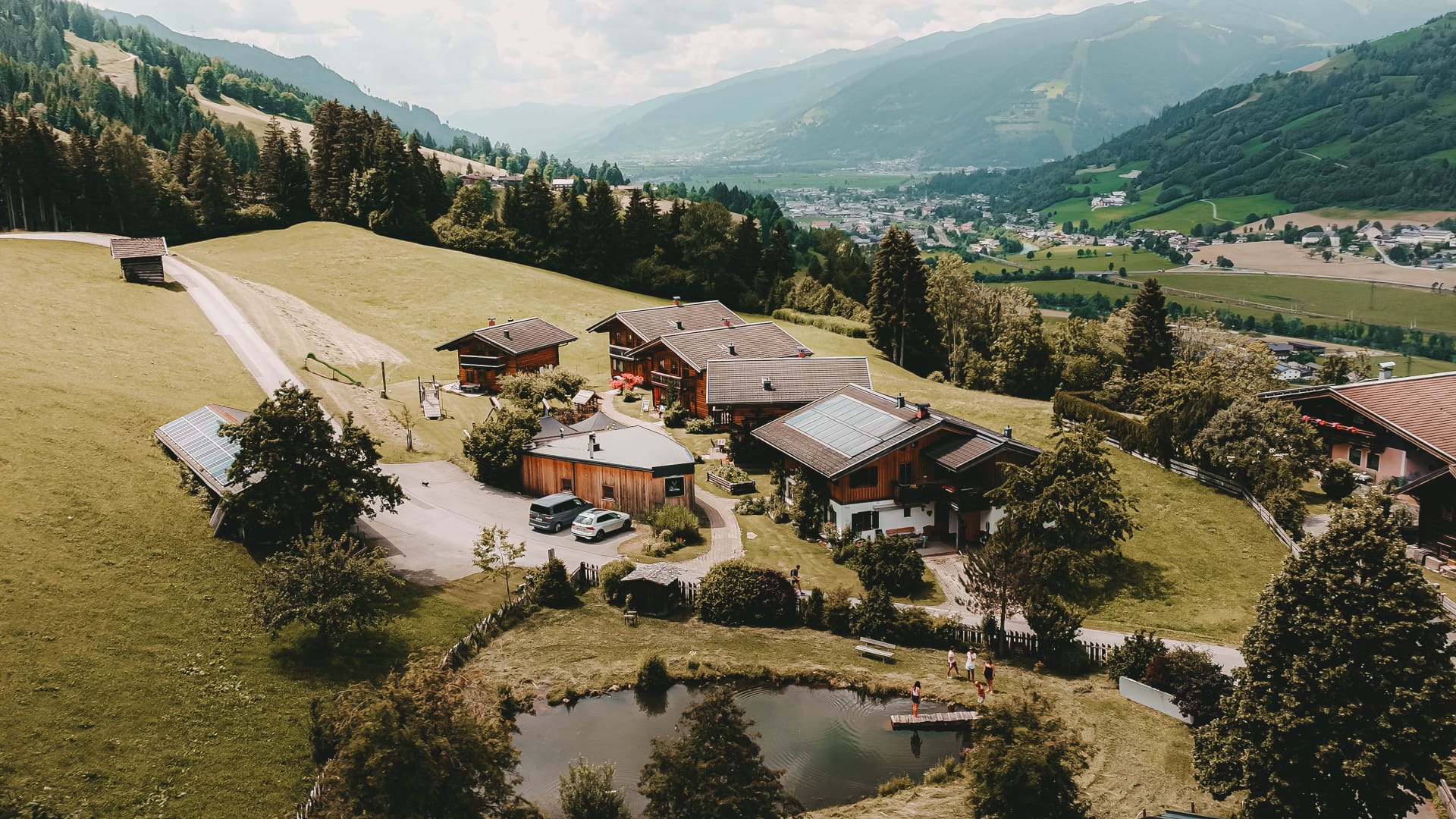 Oberreit-Areal in alpiner Landschaft mit Bergblick